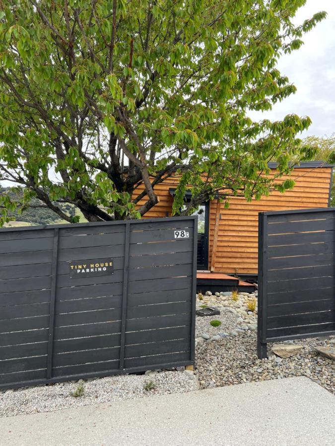 Tiny House With Mountain Views, Indoor And Outdoor Fire, Private Courtyard Garden Leilighet Wanaka Eksteriør bilde