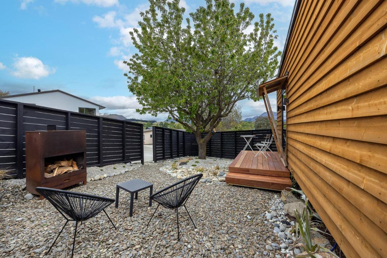 Tiny House With Mountain Views, Indoor And Outdoor Fire, Private Courtyard Garden Leilighet Wanaka Eksteriør bilde